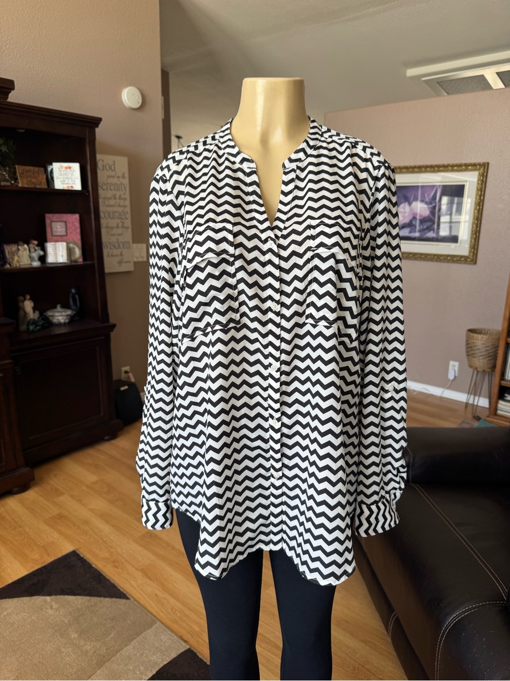 Jones New York black & white chevron print button up blouse-size XL